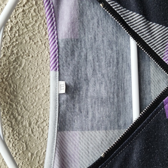 🔴 3 for $12 No brand, long sleeve, plaid zip up top - Picture 4 of 4